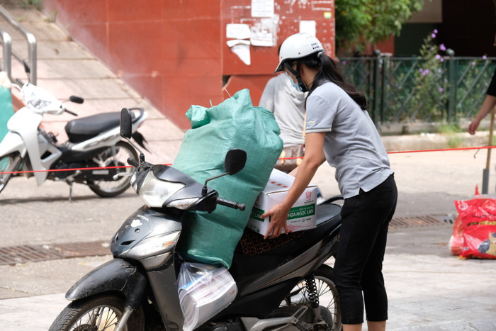 Những đồ mặt hàng khô được vận chuyển về nhà bảo quản.