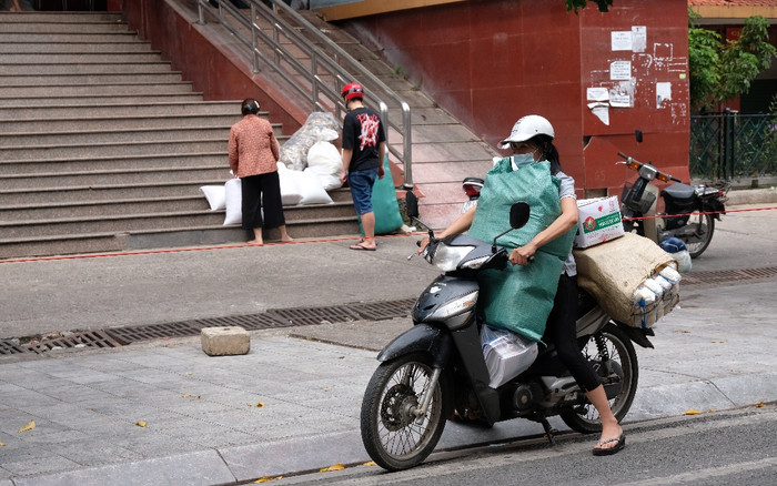 Hà Nội tạm đóng cửa chợ Hà Đông do F0 từng đến mua hàng, tiểu thương tất bật thu dọn đồ về Ảnh 2