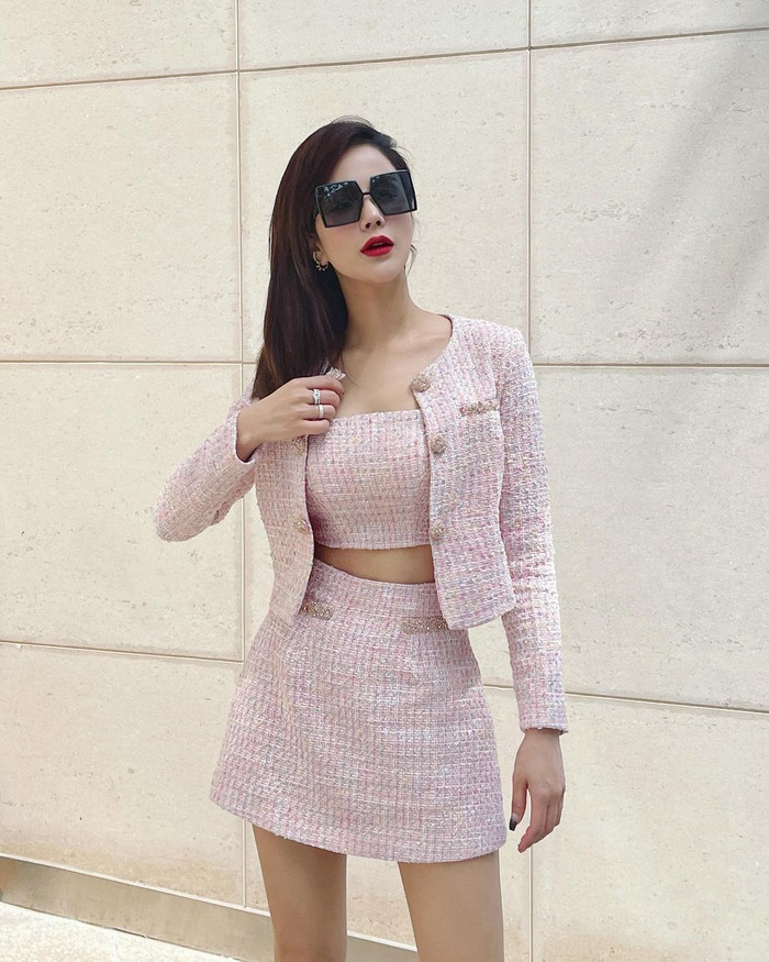 Áo tweed đi cùng croptop và chân váy - set đồ chuẩn chỉnh của mọi cô nàng tiểu thư.&nbsp;