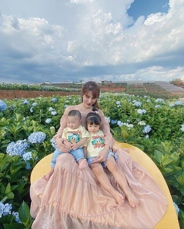 Lâu lâu đổi gió với váy dài nữ tính, công chúa thướt tha...&nbsp;