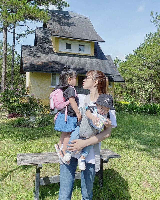 Khi đi chơi cùng con thì tuyền những bộ cánh đơn giản, basic và dễ vận động.&nbsp;