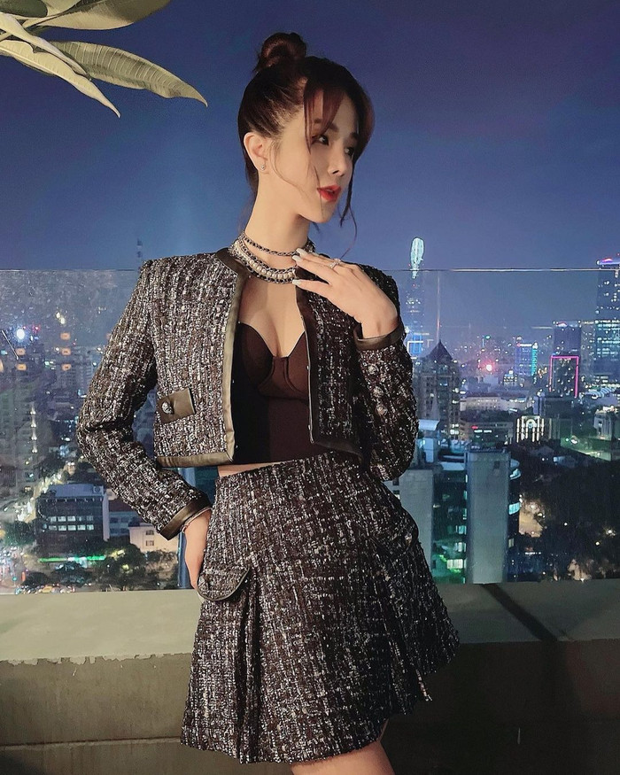 Có chồng, con nên gout ăn diện theo đó cũng lady lên nhiều bậc.&nbsp;