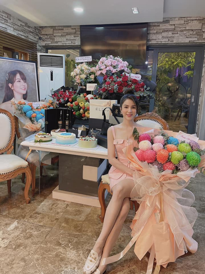 Mới đây, Diệp Lâm Anh vừa mừng sinh nhật tuổi mới trong bộ đầm hồng điệu đà