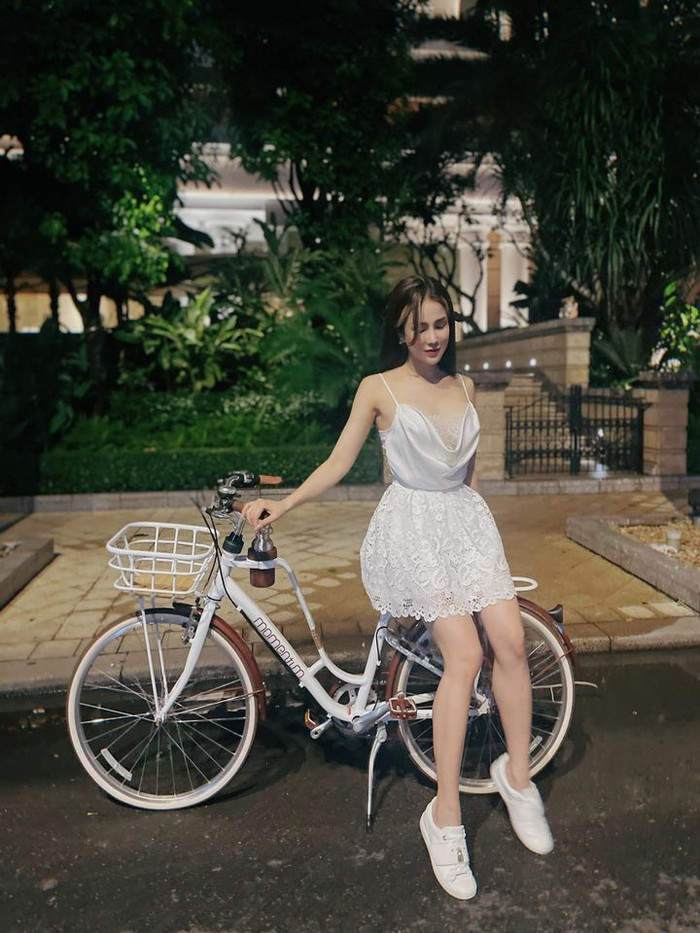 Ngọt ngào vô cùng với đầm ren trắng