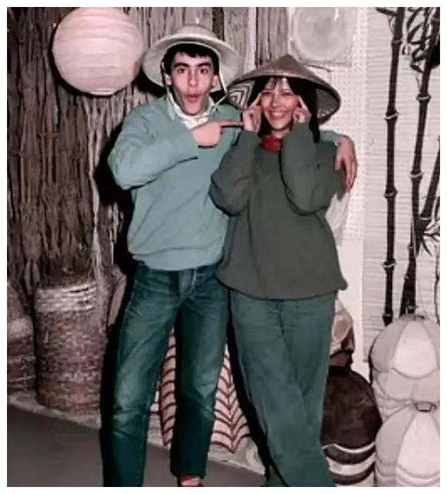 Sophie và hành vi được cho là xúc phạm ngoại hình người châu Á.