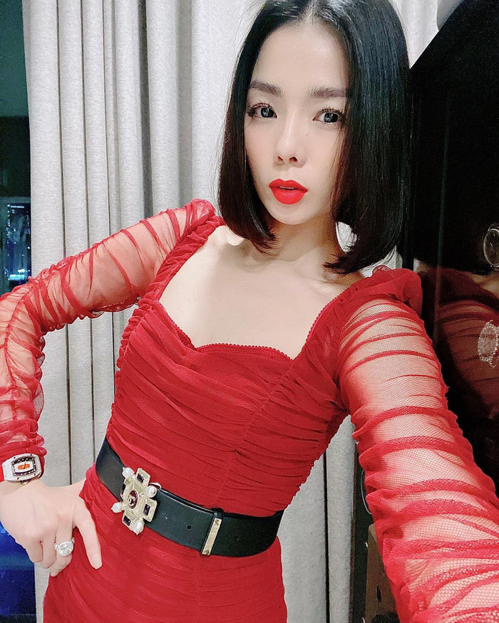 Dù không được ra ngoài nhưng Lệ Quyên vẫn rất chăm trang điểm, làm tóc cẩn thận.&nbsp;