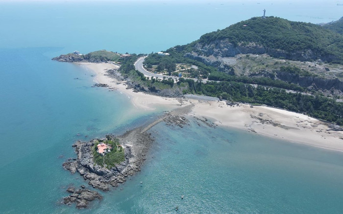 Biển Vũng Tàu vắng lặng những ngày giãn cách, chỉ có 'biển xanh, cát trắng, nắng vàng' Ảnh 2