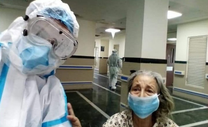 Bác sĩ và bệnh nhân Covid-19 chụp ảnh trước khi khỏi bệnh và được xuất viện. 