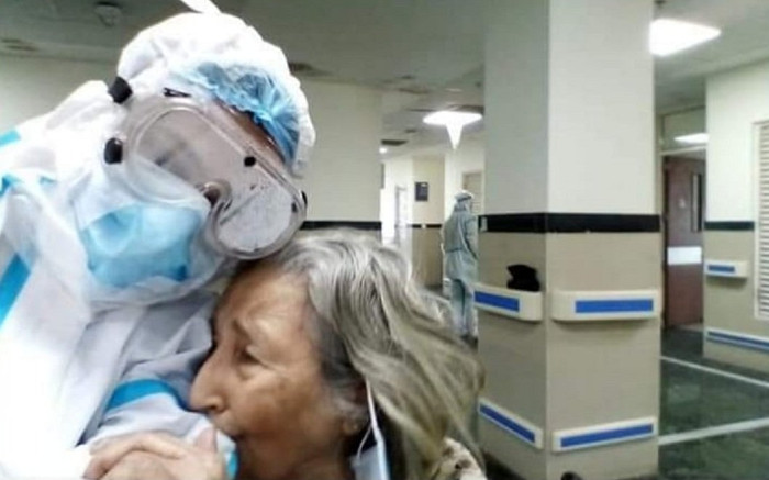 Xúc động về cái ôm của bác sĩ cùng bệnh nhân Covid-19 vào ngày xuất viện: Lời cảm ơn suông là không đủ! Ảnh 2