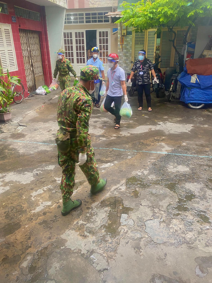 Người dân cứ yên tâm ở nhà, việc tiếp tế lương thực đã có các chú bộ đội lo. (Ảnh: sưu tầm)