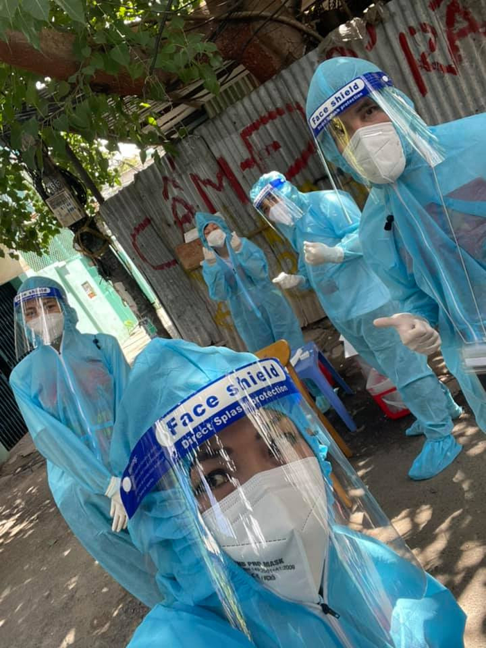 'Cả ngày hôm nay team tình nguyện viên tụi em hỗ trợ bà con phường 22, quận Bình Thạnh xét nghiêm lưu động', Phương Thanh chia sẻ. (Ảnh: FBNV)