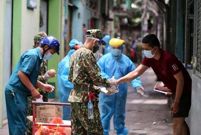 Bình xịt khuẩn các anh luôn mang theo bên mình để đảm bảo biện pháp phòng dịch. (Ảnh: sưu tầm)