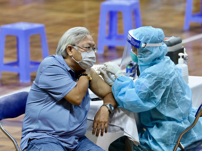 TP.HCM đang tiếp tục triển khai tiêm vắc-xin cho người dân. Ảnh: Báo Thanh Niên 