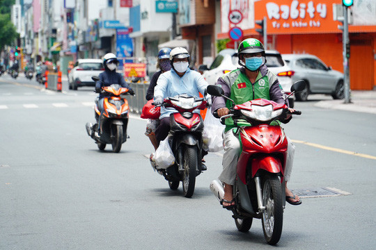Dù trong thời gian siết chặt giãn cách nhưng vẫn có nhiều người dân ra đường. Ảnh minh họa/Người Lao Động