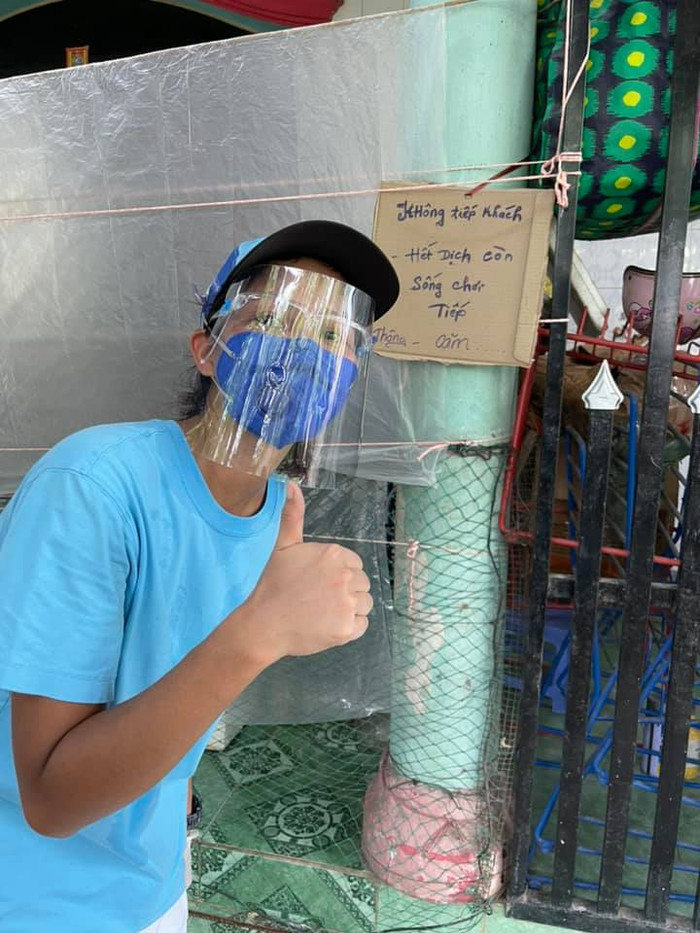 Hoa hậu H'Hen Niê rất tích cực với công việc thiện nguyện và làm shipper hoặc từ thiện của mình