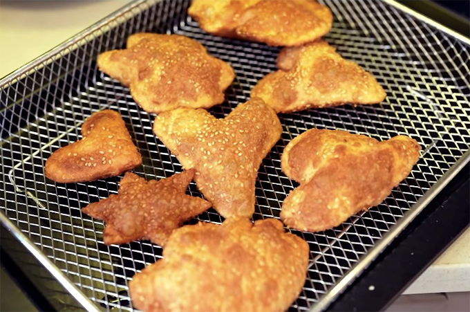 Mẻ bánh tiêu làm theo công thức của em gái với vỏ bánh giòn, thơm mùi vừng,   bánh nở phồng, bên trong dẻo và béo