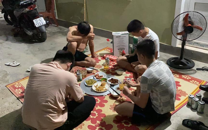 Xử phạt 60 triệu đối với 4 thanh niên ăn nhậu khi giãn cách xã hội Ảnh 2