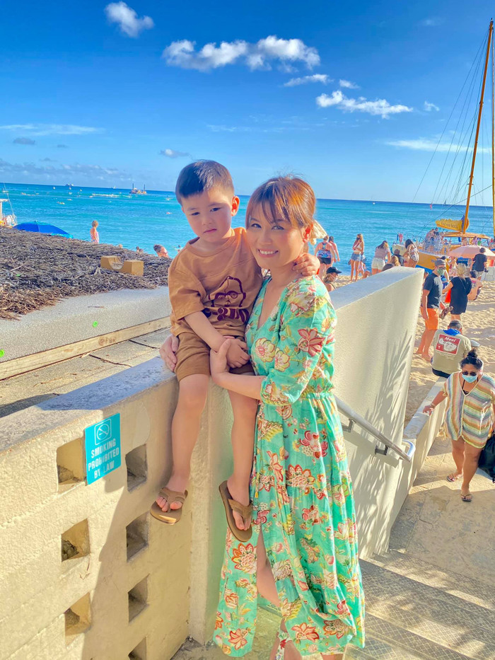 Bà xã của ca sĩ Đan Trường sinh năm 1986, là một doanh nhân Việt Kiều đang sinh sống và làm việc tại Mỹ.