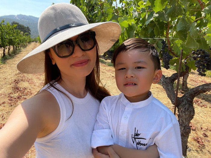 Doanh nhân Thủy Tiên khoe ảnh mặc đồ đôi, đưa con trai đi chơi.