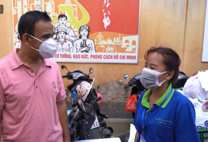 Người dân sẽ được mua hộ cả những đồ dùng thiết yếu của nữ giới và hỗ trợ y tế khi cần.