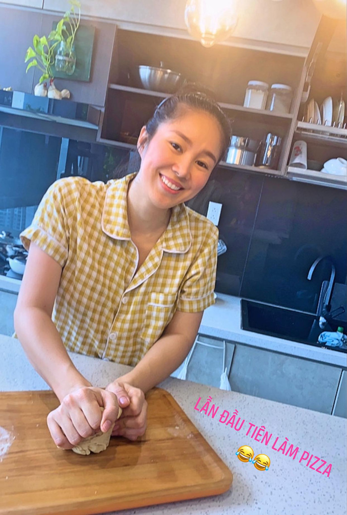 Từ khi bắt đầy thực hiện giãn cách xã hội, Lê Phương thường xuyên khoe ảnh vào bếp làm món ngon cho cả nhà.