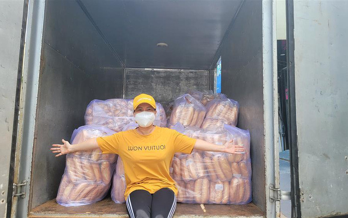 Việt Hương làm từ thiện.