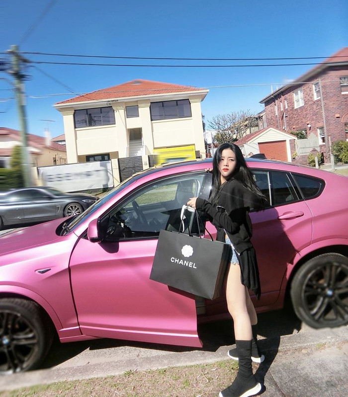 Ông Thoại Liên sở hữu nhiều món đồ hiệu.