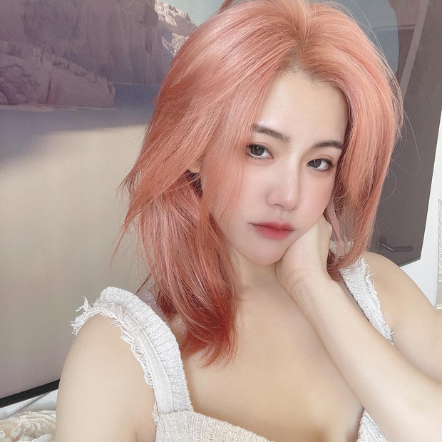 Ông Thoại Liên xinh đẹp trẻ trung ở tuổi 32.