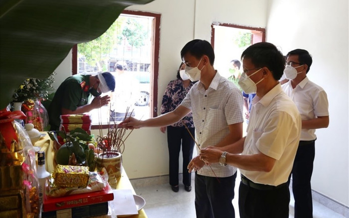 Nén đau thương lập bàn thờ bái vọng cha nơi 'tâm dịch' Covid-19 Ảnh 2