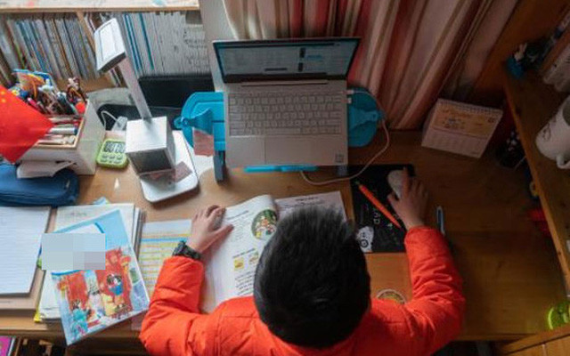 Trẻ lớp 1 sẽ thiếu tập trung, dễ chán nản với các tiết học trực tuyến nếu không có sự kèm cặp của phụ huynh. Ảnh minh họa