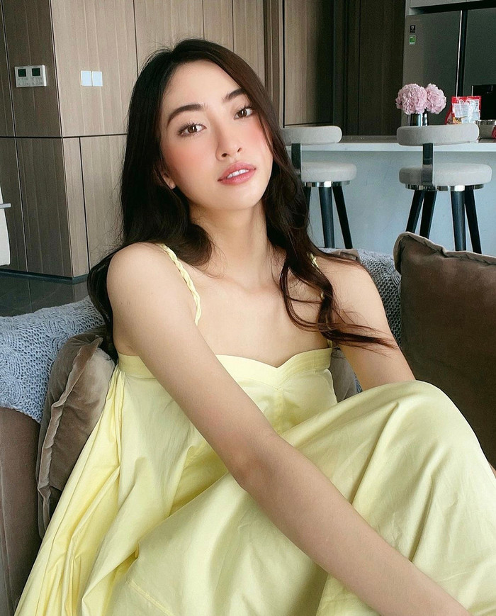 Hoa hậu Lương Thùy Linh khéo tay hay làm vào bếp chỉ ngay cho các fans cách làm mì Hàn ngon lành để có thể vừa ăn vừa xem phim