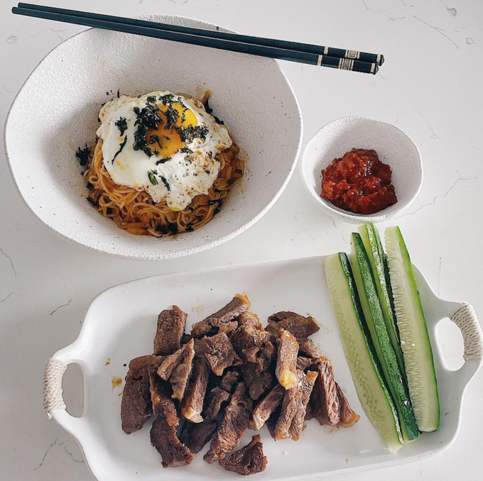 Thịt bò mà ăn kèm bát mì trộn với ốp la này thì ngon hết ý