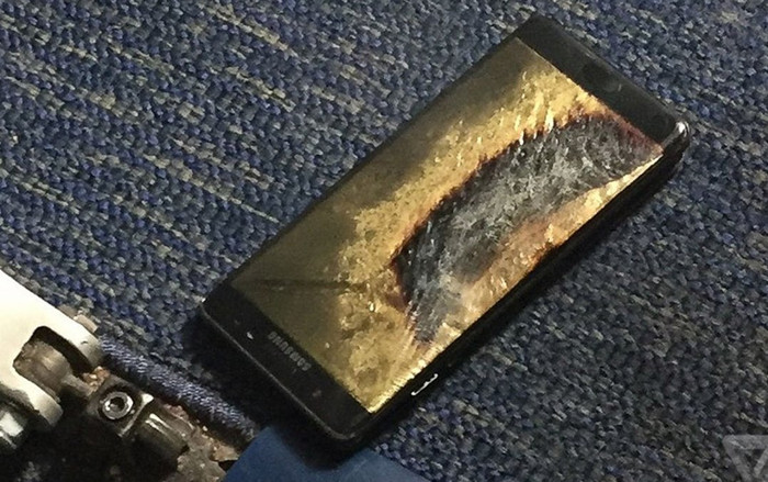 Điện thoại của hành khách bất ngờ bốc cháy, cả chuyến bay sơ tán khẩn cấp Ảnh 2