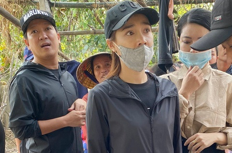 Hình ảnh Trường Giang - Nhã Phương trong một chuyến làm từ thiện.