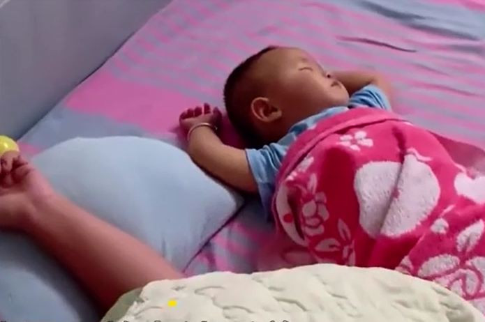 Vợ và con trai của người đàn ông đang ngủ say. 