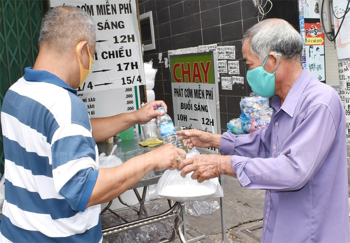 Người lớn tuổi nên hạn chế tiếp xúc nhiều người dể tránh nguy cơ lây nhiễm Covid-19. (Ảnh minh hoạ).