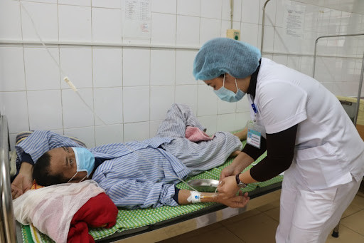 Người lớn tuổi có nguy cơ cao mắc Covid-19. (Ảnh minh hoạ: Sở Y tế Hoà Bình).