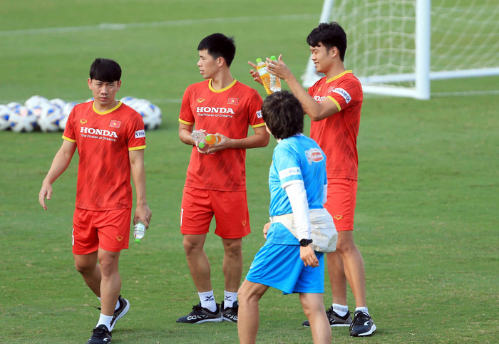 Đình Trọng, Minh Vương và Thành Chung phải tập riêng cùng bác sĩ Choi chiều 25/8.