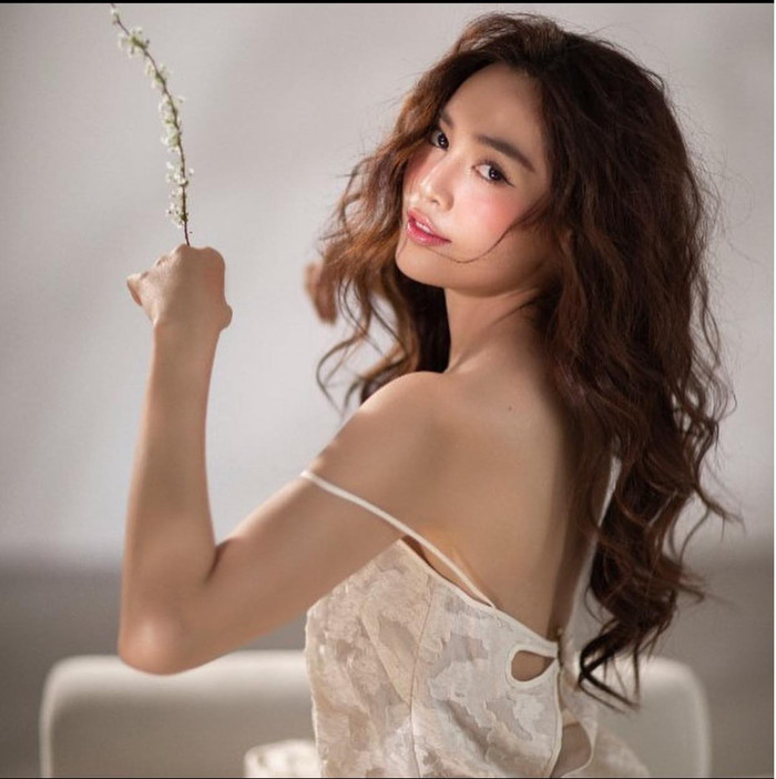 Tone makeup sương sương tập trung phần má hồng làm bật lên làn da không tì vết của nữ diễn viên 