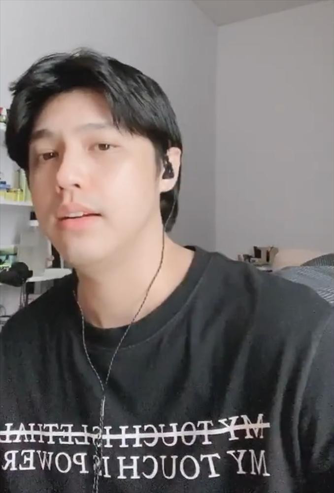 Gương mặt có tăng cân một tí tẹo, mái tóc hơi chút bù xù nhưng làn da của Noo Phước Thịnh vẫn cực kỳ mịn màng, không tì vết. Xem clip livestream cuả anh chàng thôi mà chắc hẳn bao cô nàng phải ghen tỵ lắm đây.&nbsp;