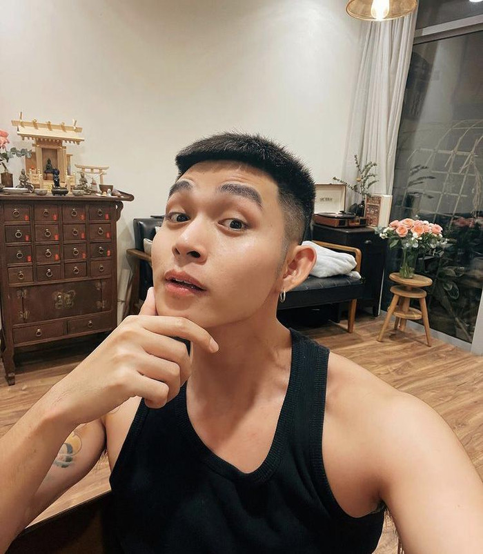 Tự mình 'múa tay' cho ra mái tóc undercut siêu điển trai, nam tính, nhưng điều khiến khán giả mê mẩn, ghen tỵ thực chất lại nằm ở làn da căng bóng, mịn màng của anh chàng cơ.&nbsp;