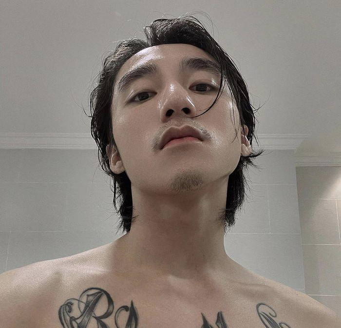 Sơn Tùng MTP từ lâu đã là một trong những nam nhân sở hữu gương mặt lẫn làn da rất đẹp, ít khi nổi mụn dù phải thức khuya, dậy sớm.&nbsp;