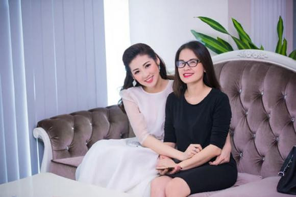 Kỷ niệm 9 năm ngày đăng quang, mẹ ruột Á hậu Tú Anh tiết lộ quá khứ thi Hoa hậu đầy nước mắt của con gái.