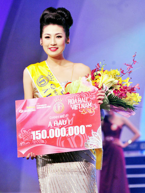 May mắn đã mỉm cười khi Tú Anh trở thành Á hậu 1 tại cuộc thi. Những người phản đối trước đó cũng chịu 'đầu hàng' và chúc mừng cho thành công của mẹ con nàng hậu.
