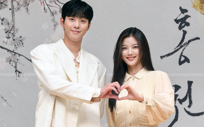 Kim Yoo Jung xinh đẹp tựa nữ thần bên cạnh Ahn Hyo Seop tại họp báo 'Lovers Of The Red Sky' Ảnh 2