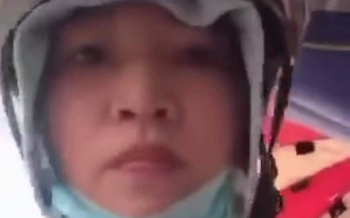 Xử phạt 2 triệu đồng đối với người phụ nữ không đeo khẩu trang, giật điện thoại cán bộ chốt kiểm dịch Ảnh 2