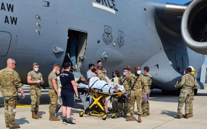 Chào đời trên chuyến bay chở người rời Afghanistan, em bé được đặt cái tên đặc biệt Ảnh 2