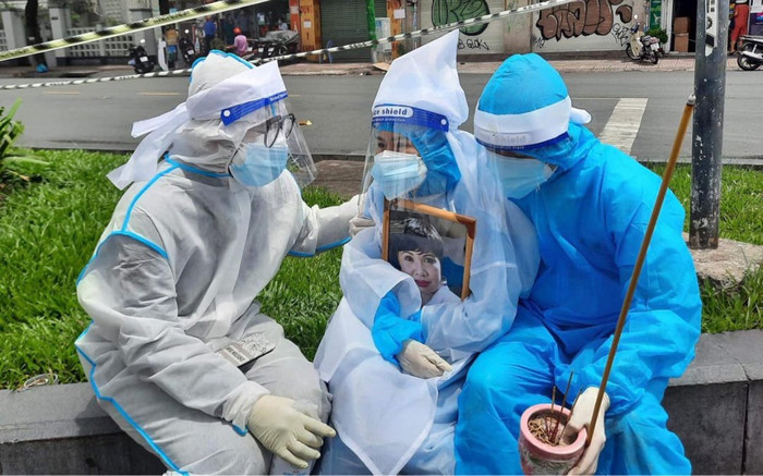 Nghệ sĩ Bình Tinh gục ngã ôm di ảnh mẹ, bật khóc nức nở đến mờ mắt vì đau thương Ảnh 2