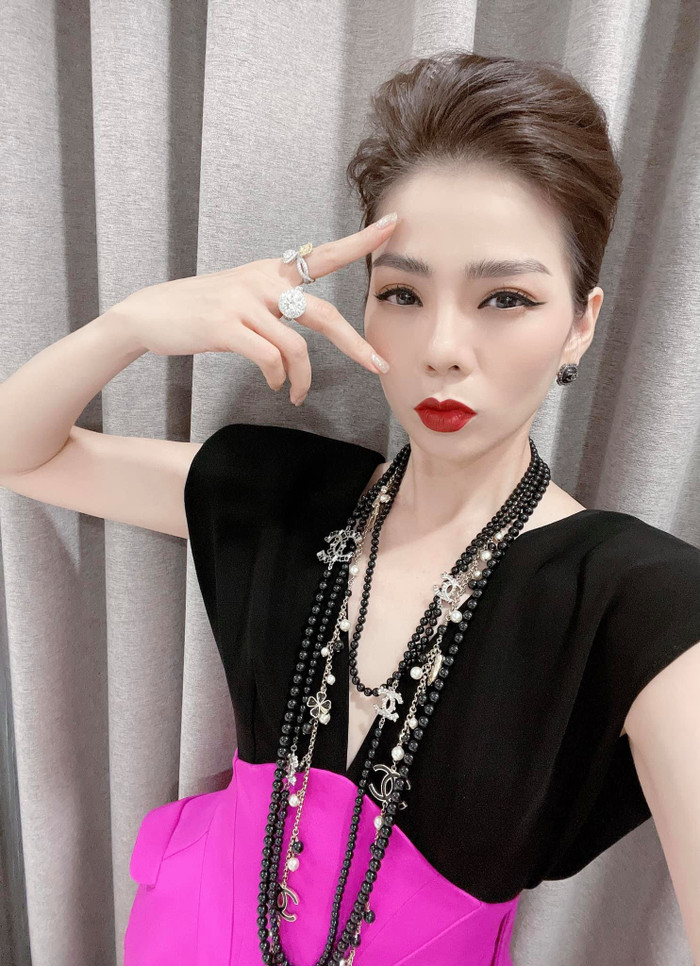 Nhiều khán giả trêu rằng, nếu khoe nhẫn kim cương là một nghệ thuật thì Lệ Quyên đích thị là một nghệ sĩ.