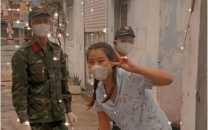 Thấy anh bộ đội mang thực phẩm đến nhà, cô gái tranh thủ chụp kiểu ảnh nhận hàng nghìn lượt 'thả tim' Ảnh 2